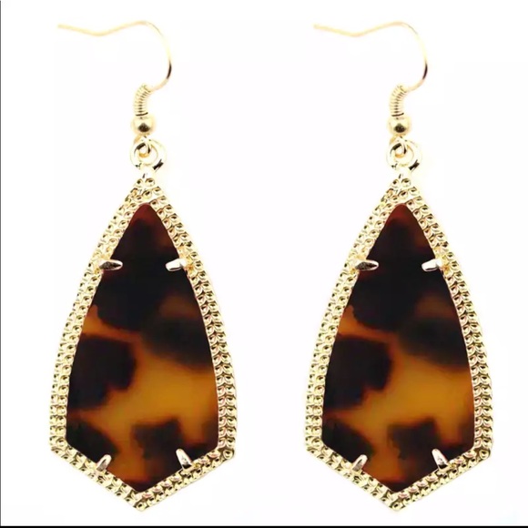 Jewelry - ♥️Leopard Geometric Gold Frame Dangle Earrings